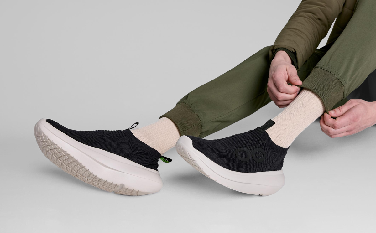 Oofos Men's Slip-On Shoe Chalk & Black