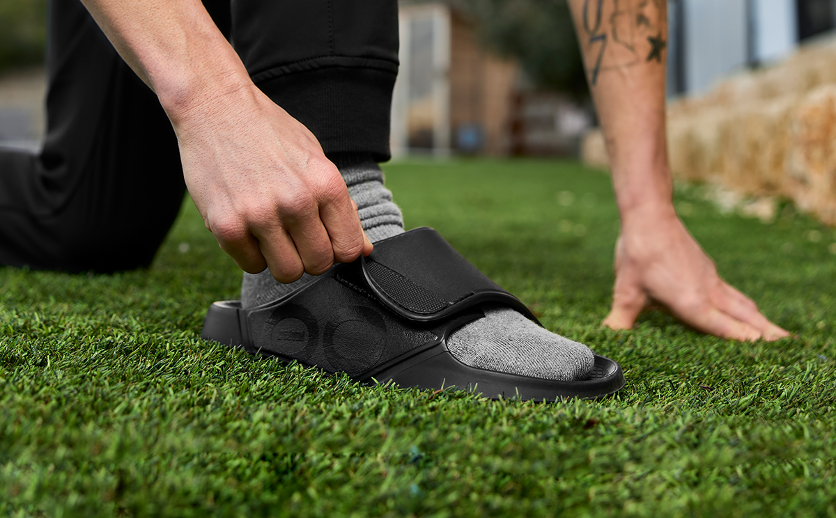 Oofos Men's Sport Flex Slide Matte Black