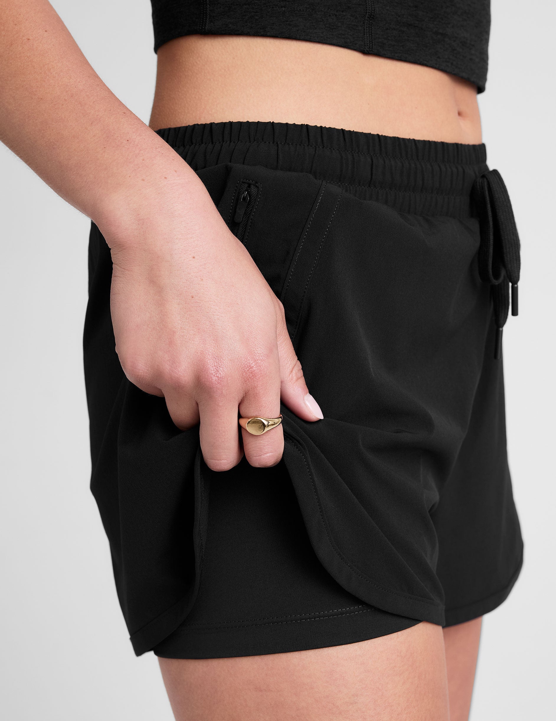 Beyond Yoga Stretch Woven The Course 25 Short Women's