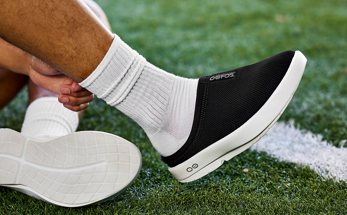 Oofos Men's Mesh Slipper White & Black