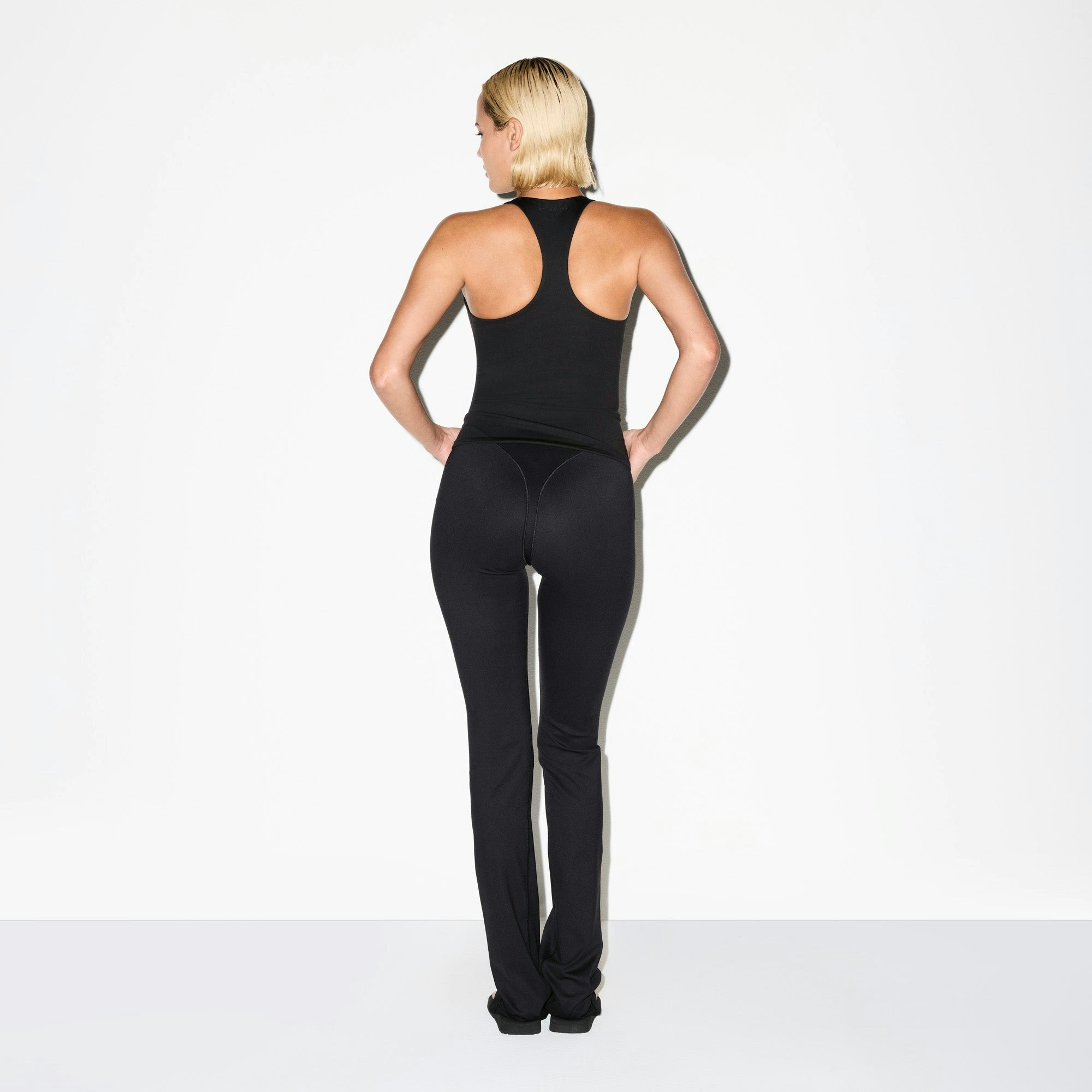 Skims Nikeskims Matte V-Line 39" Straight Legging Obsidian