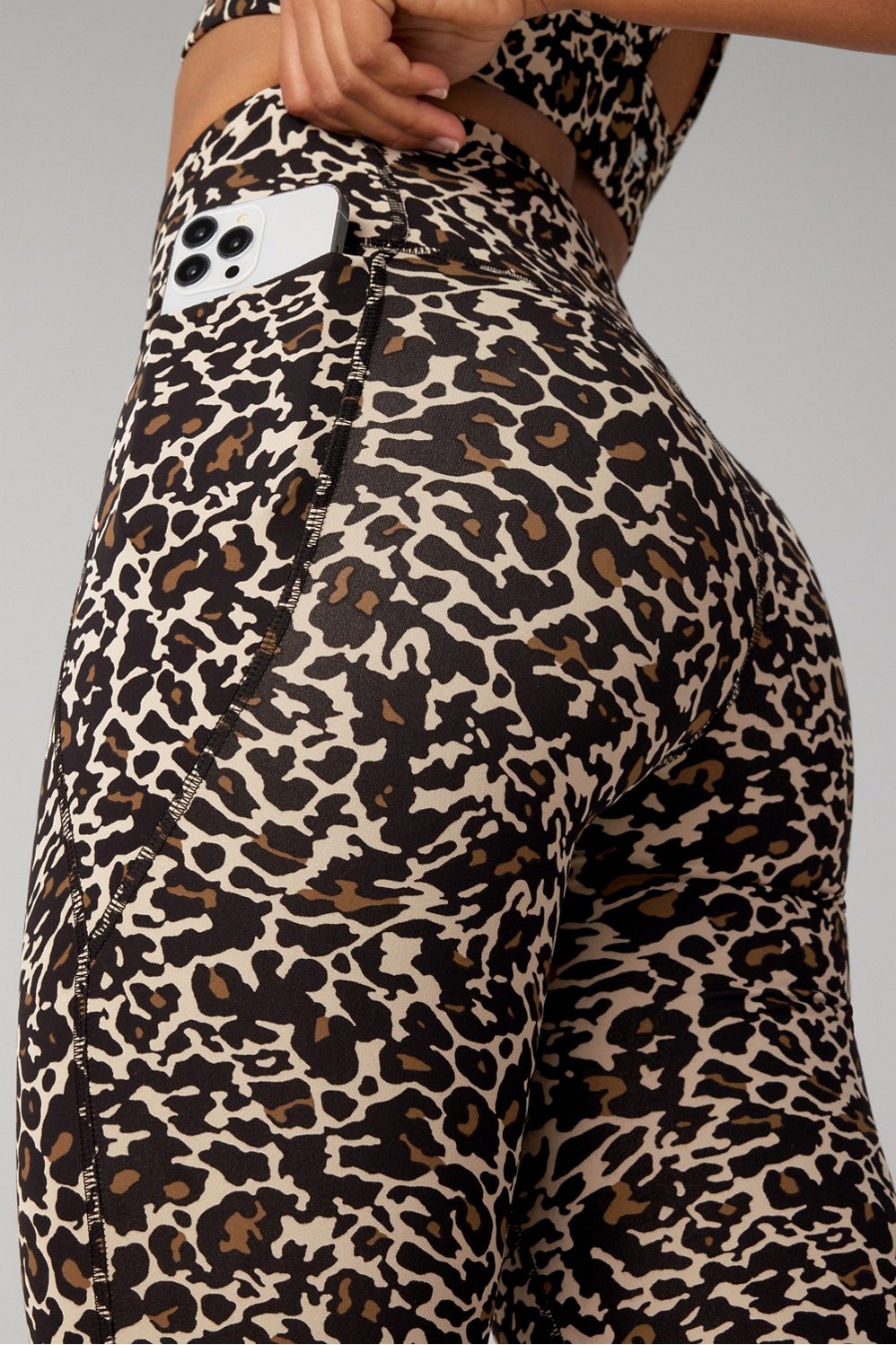 #color_brutalist-khaki-lisa-leo