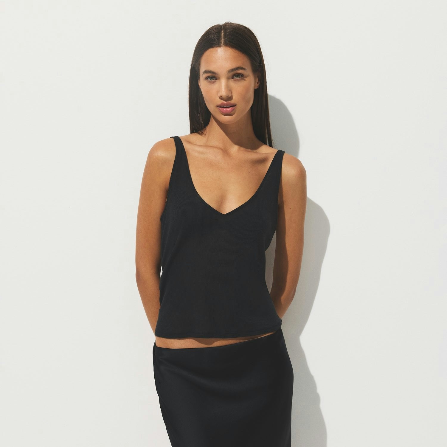 SHEER RIB V NECK TANK