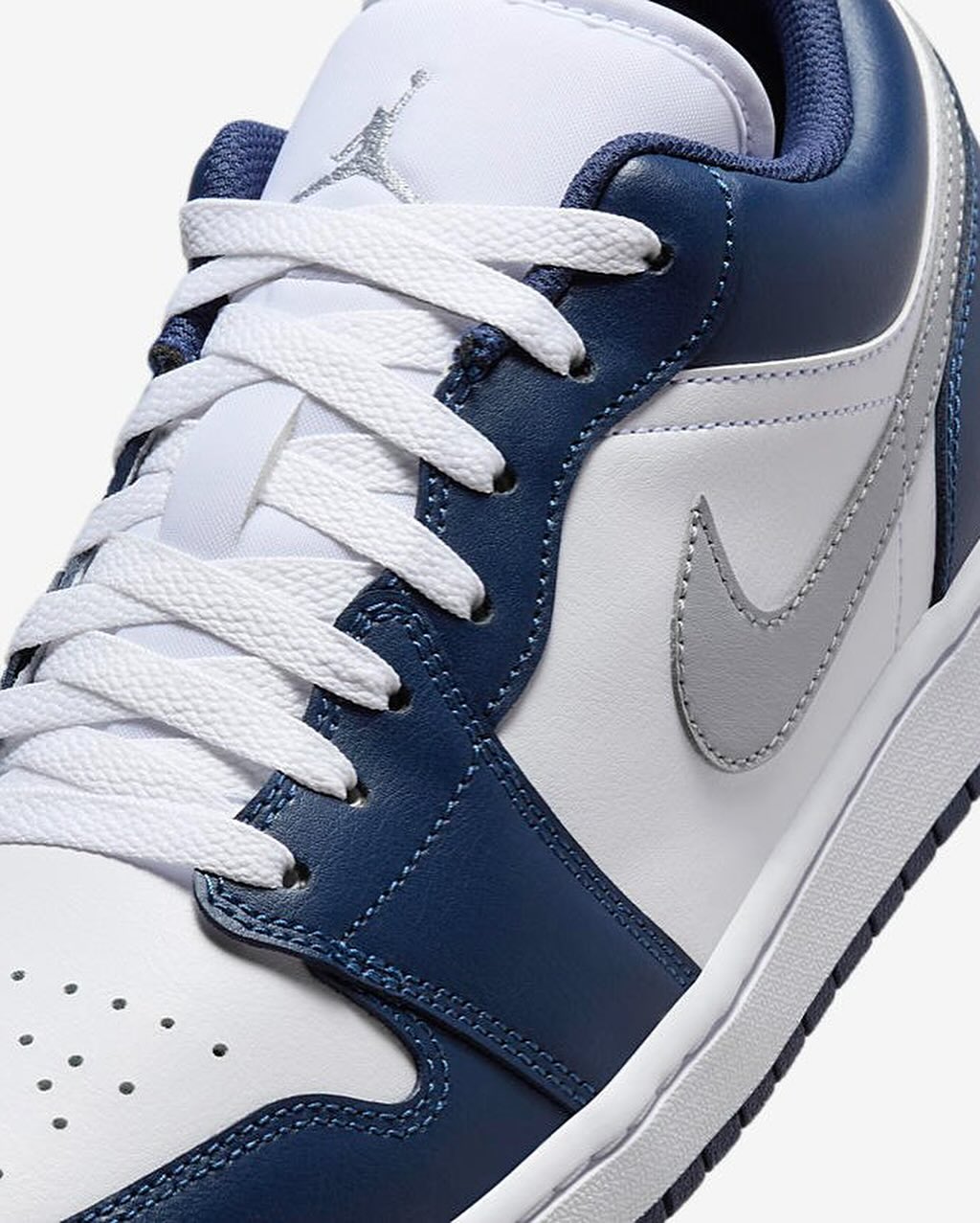 Air Jordan 1 Low Midnight Navy Wolf