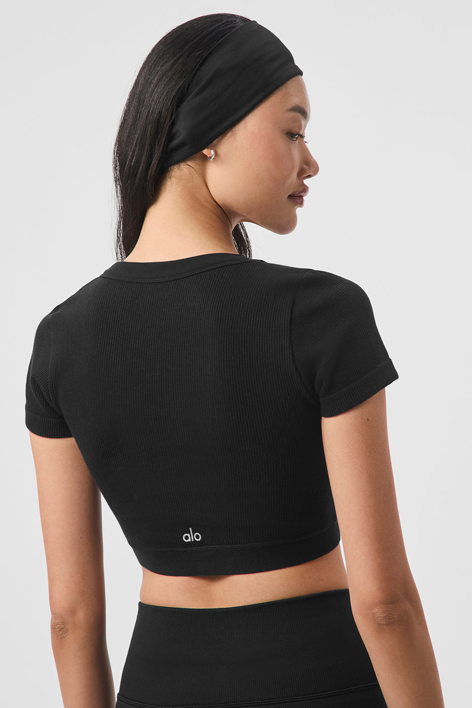 Alo Yoga Women'S Seamless Ribbed Cropped Serene Short Sleeve