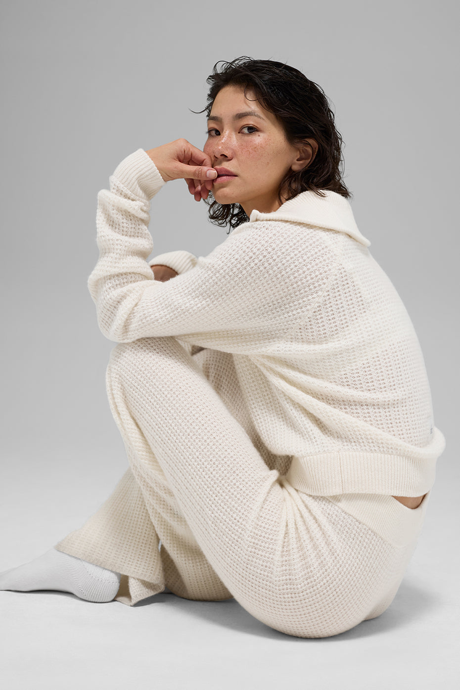 Alo Yoga Women'S Cashmere Plush Waffle 1/4 Zip Pullover