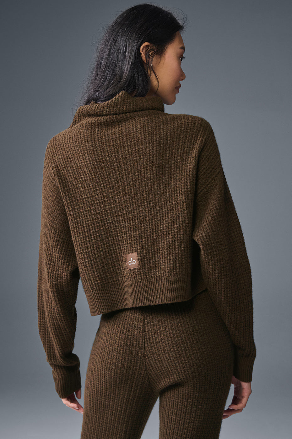 Alo Yoga Women'S Cashmere Plush Waffle Turtleneck Pullover