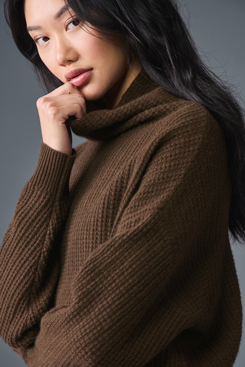 Alo Yoga Women'S Cashmere Plush Waffle Turtleneck Pullover