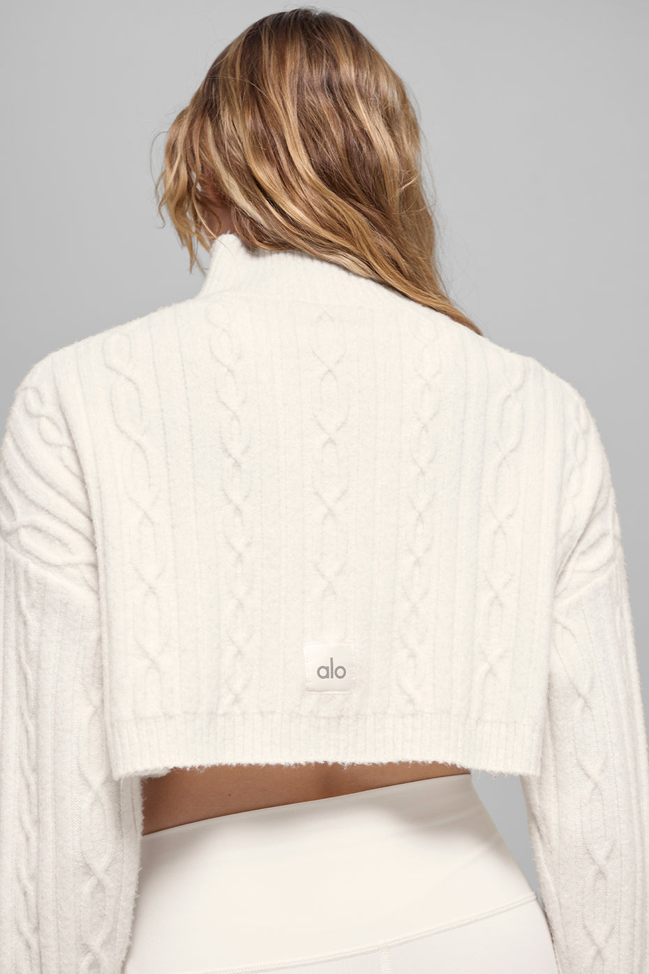 Alo Yoga Women'S Cable Knit Cropped Winter Bliss Turtleneck Long Sleeve