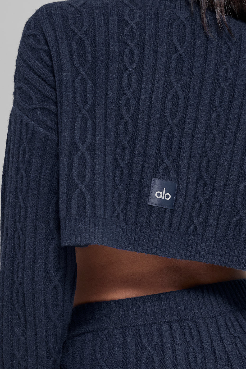 Alo Yoga Women'S Cable Knit Cropped Winter Bliss Turtleneck Long Sleeve