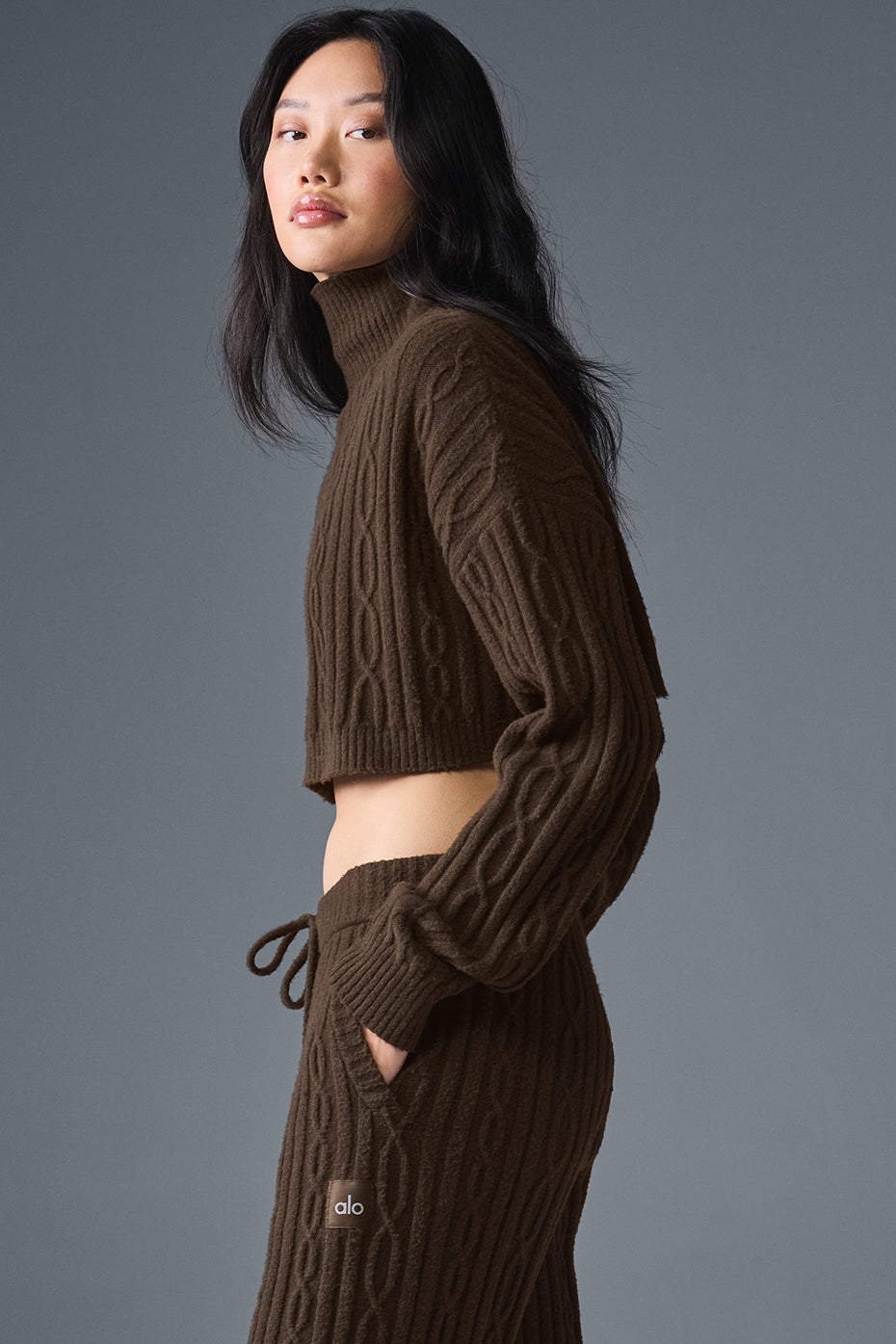 Alo Yoga Women'S Cable Knit Cropped Winter Bliss Turtleneck Long Sleeve
