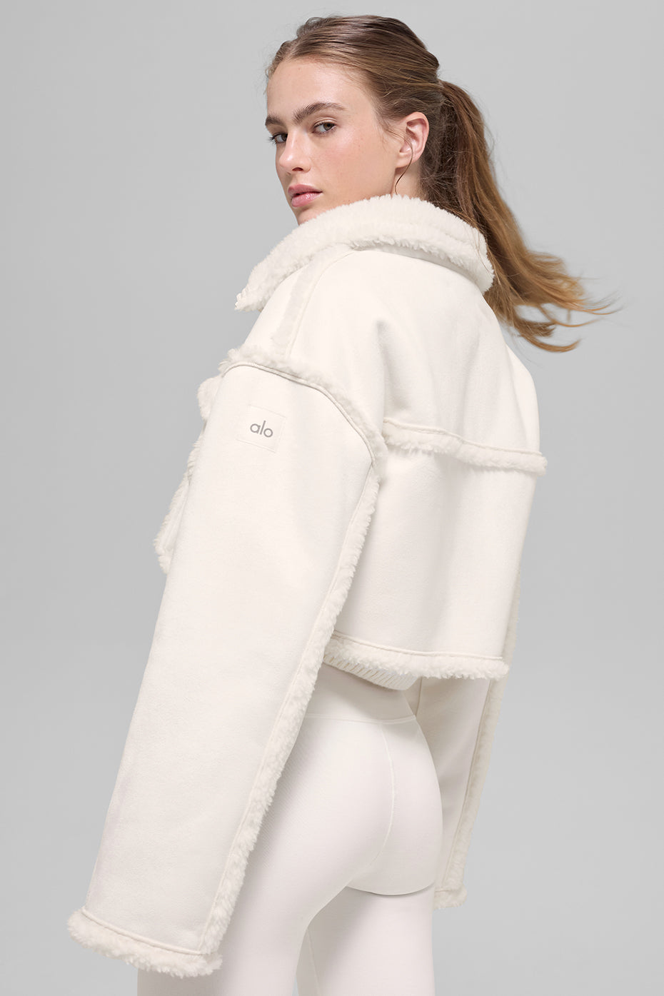 Alo Yoga Women'S Faux Shearling Snowfall Cropped Jacket