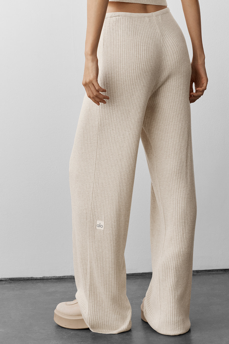 Alo Yoga Women'S Sweater Knit Mid-Rise Unwind Wide Leg Pant