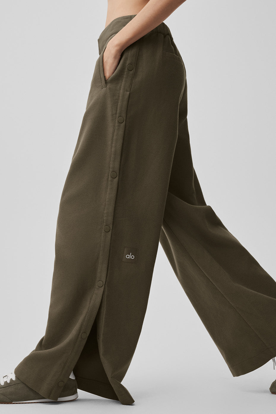 Alo Yoga Women'S Mid-Rise Cosmopolitan Snap Pant