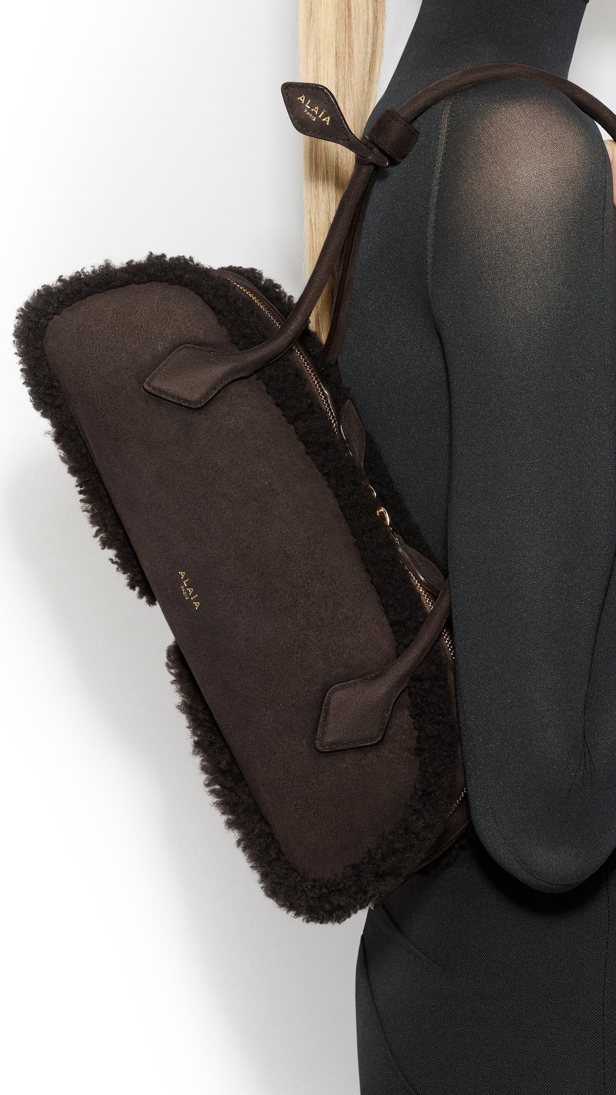 Alaïa Le Teckel Medium Bag In Merino Shearling