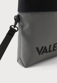 Valentino Axel Clutch Ghiaccio