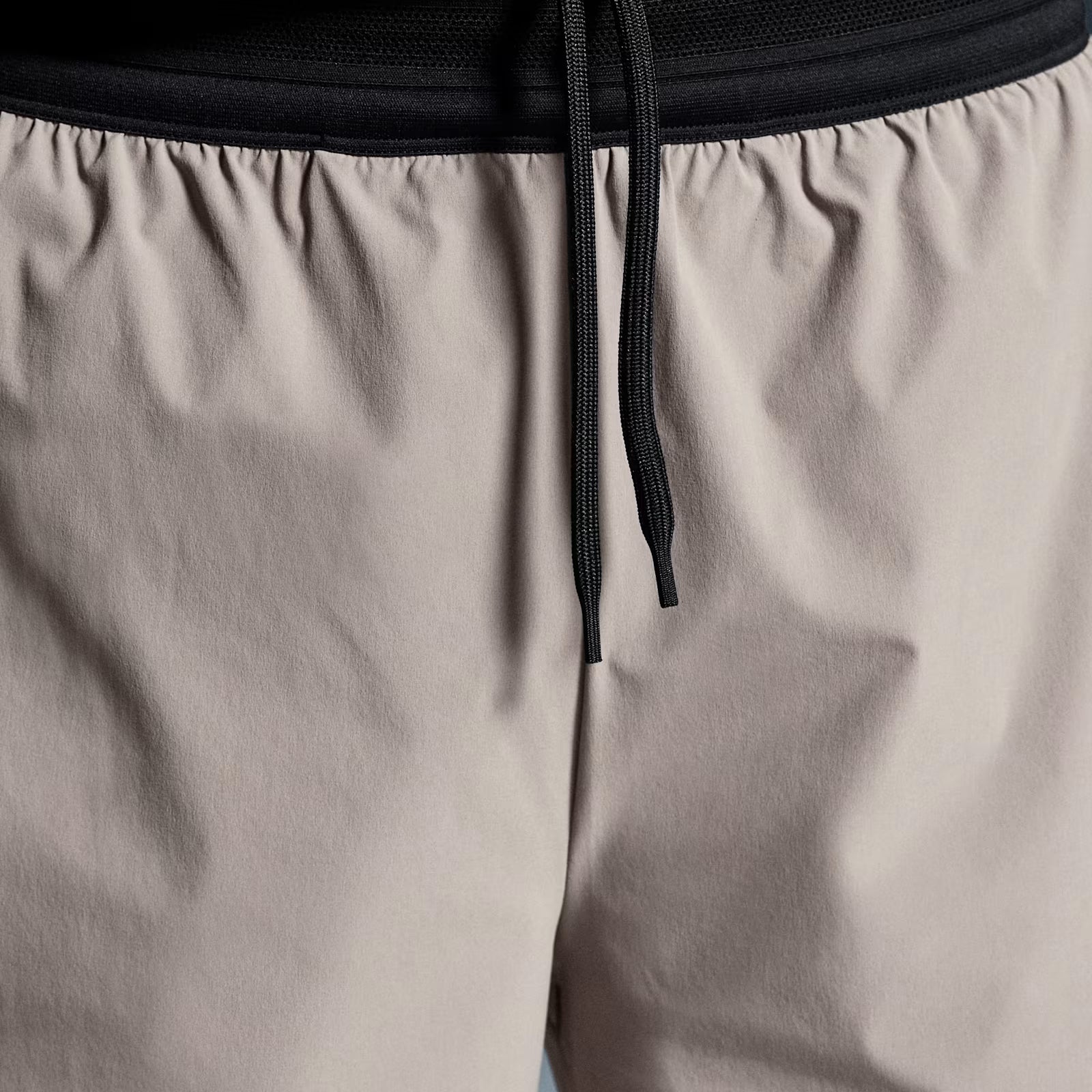 On 5" Performance 2/1 Shorts Cinder | Black