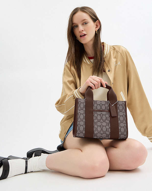 Smith Tote Bag 24 In Signature Jacquard Signature Jacquard-Silver-Oak-Maple Signature Jacquard-Silver-Oak-Maple