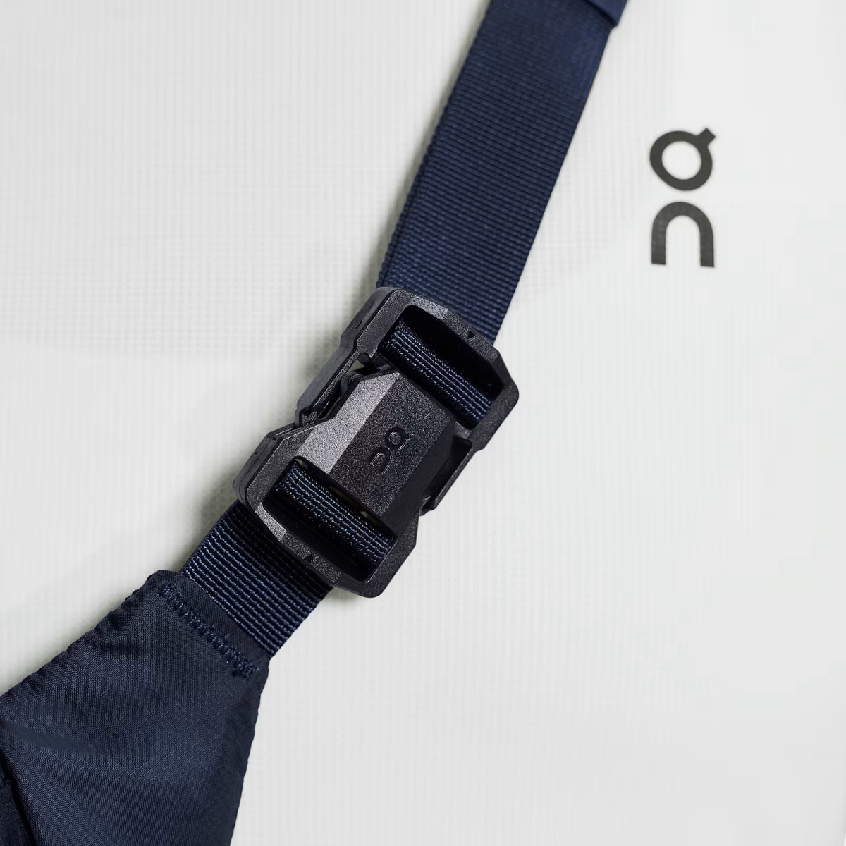 On Waist Pack 2L Lite Navy