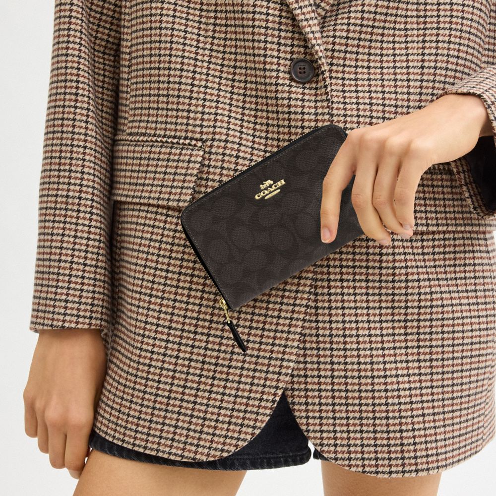 Coach Medium ID Zip Wallet In Signature Canvas Gold/Walnut/Black