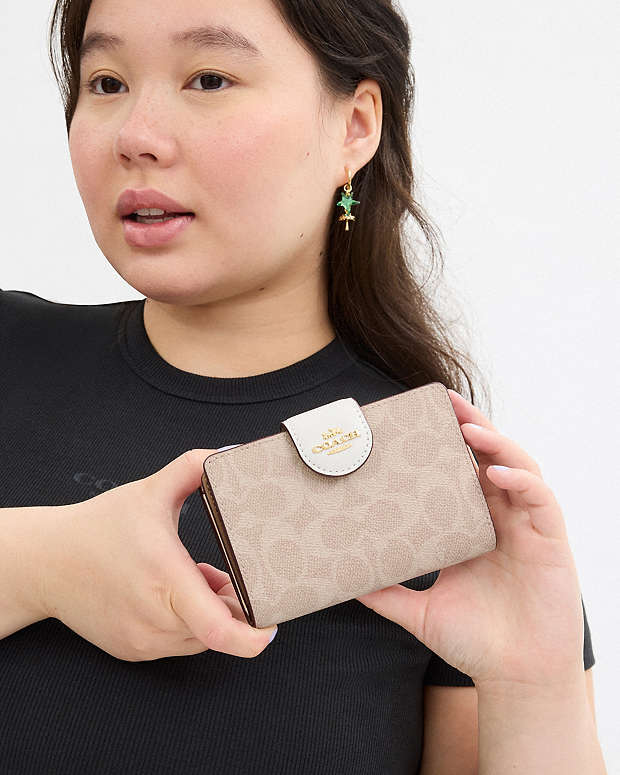 Medium Corner Zip Wallet In Signature Canvas Signature Canvas-Gold-Sand-Chalk Signature Canvas-Gold-Sand-Chalk