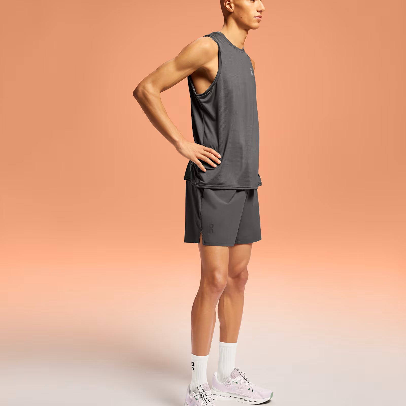 On Essential Shorts Shadow