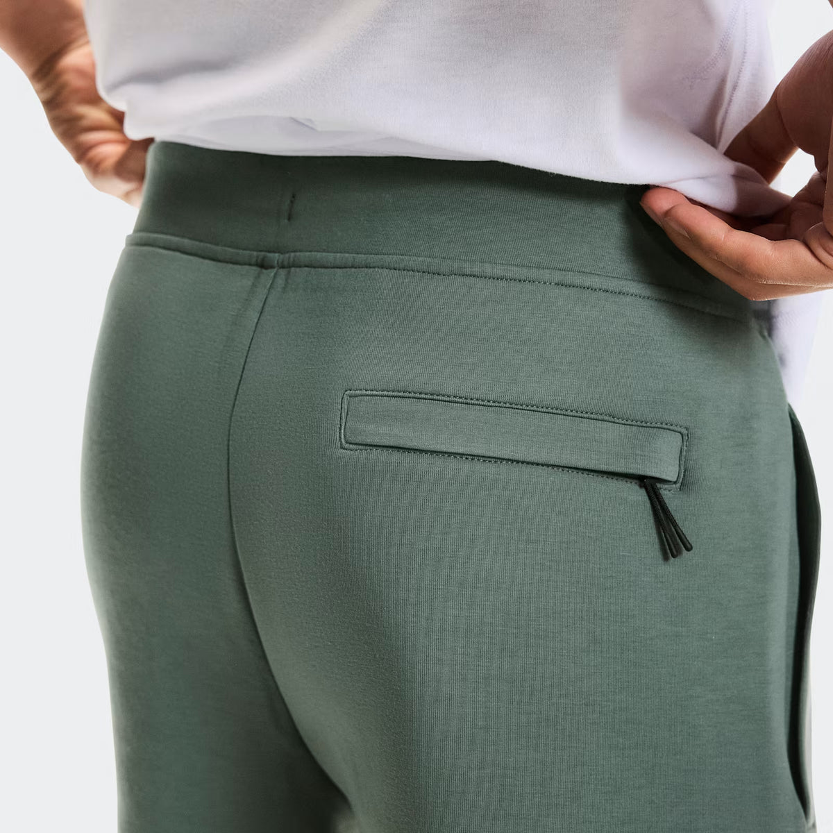 On Focus Tech Shorts Olive