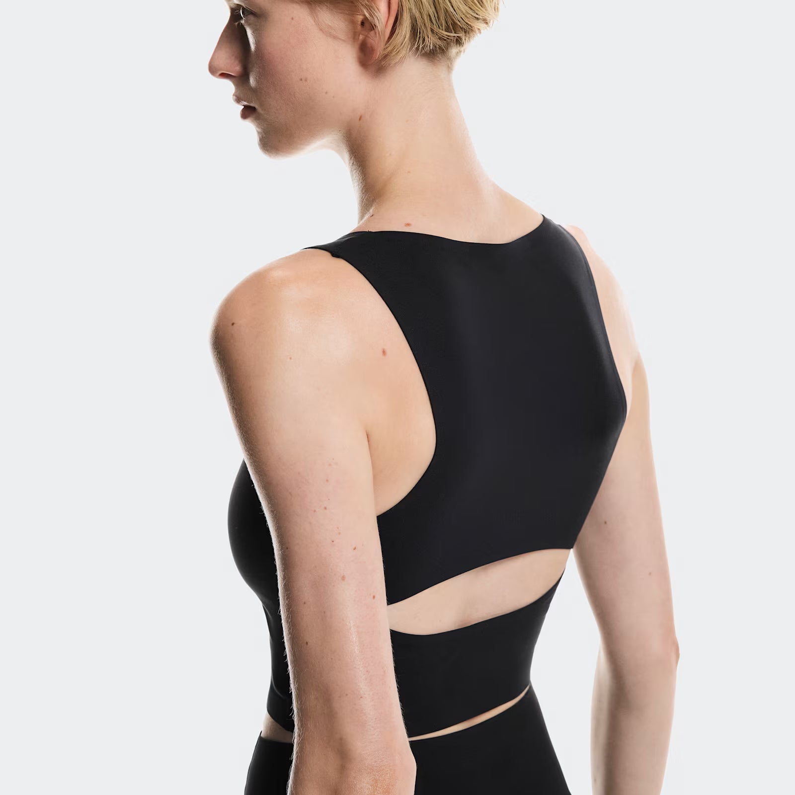 On Studio Open Back Crop Black (Women'S)