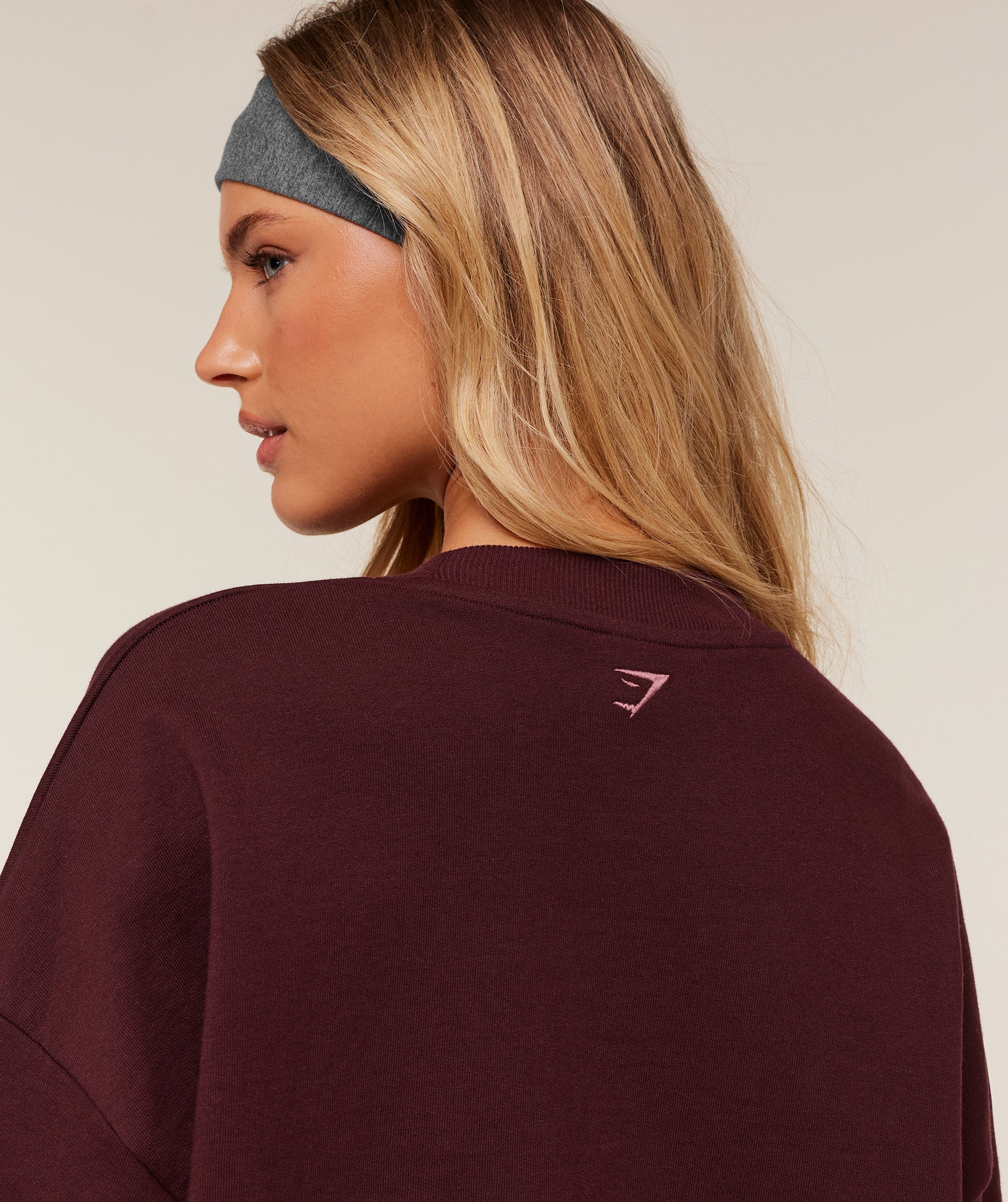 Women's Gymshark Collegiate Graphic Crew Neck Pullover Gs Rich Maroon