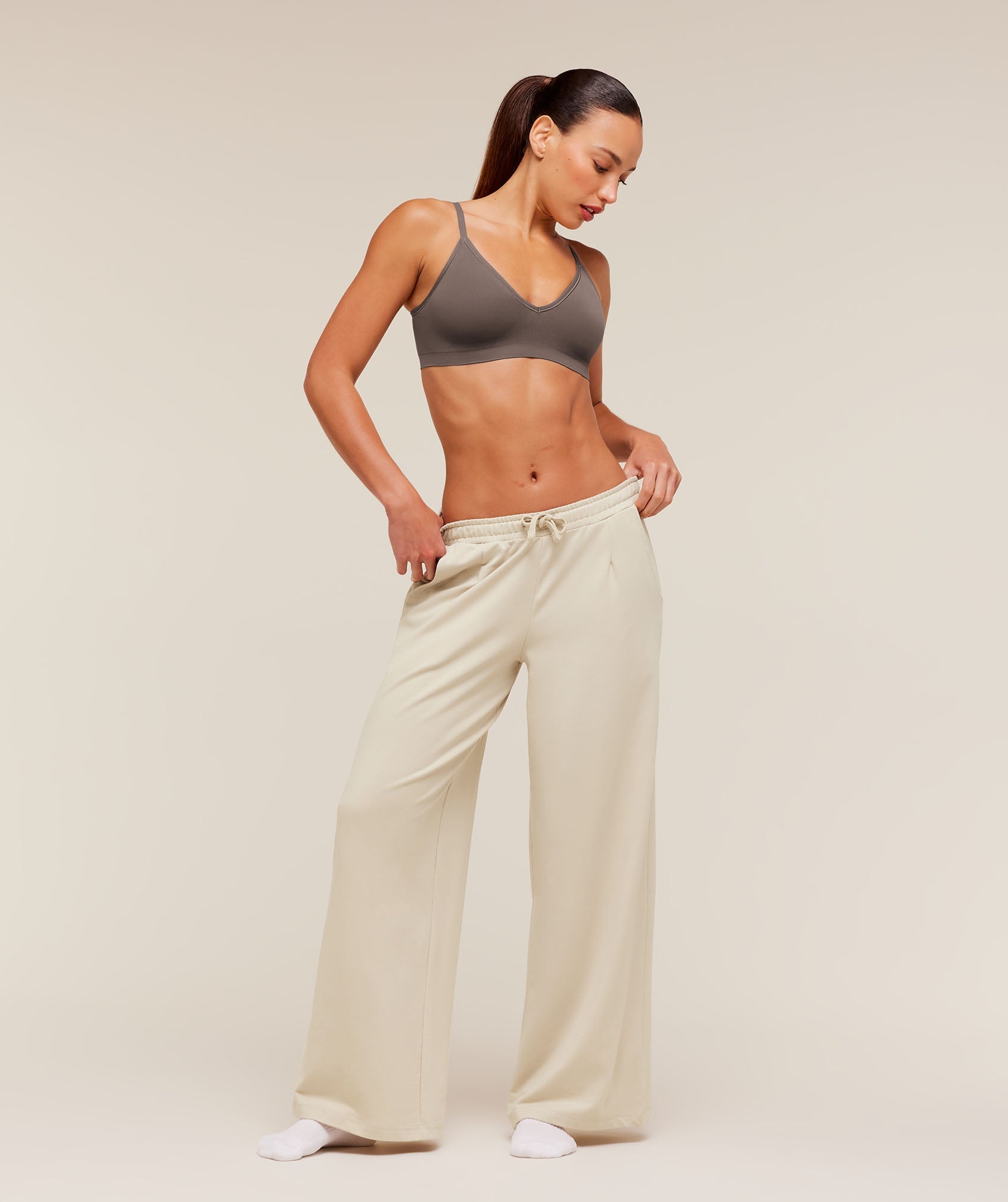 Women's Gymshark Featherform V-Neck Bralette Cool Brown