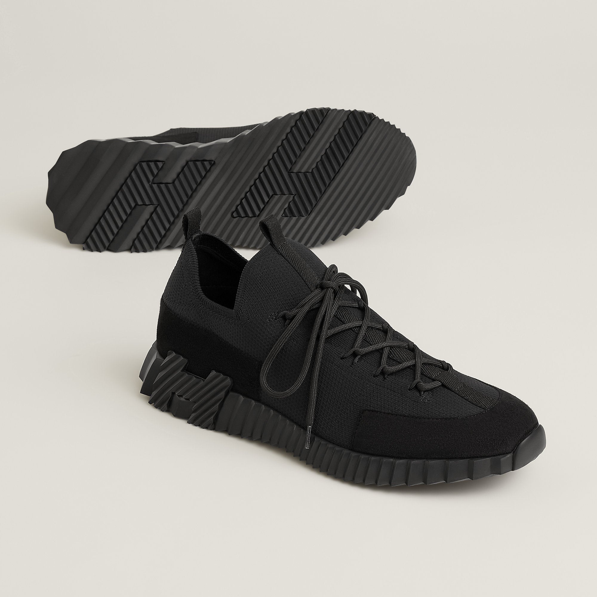 Slip-on sneaker in knit and suede goatskin. Light sole with contrasting  design for a versatile urban look.  Kicks Machine
