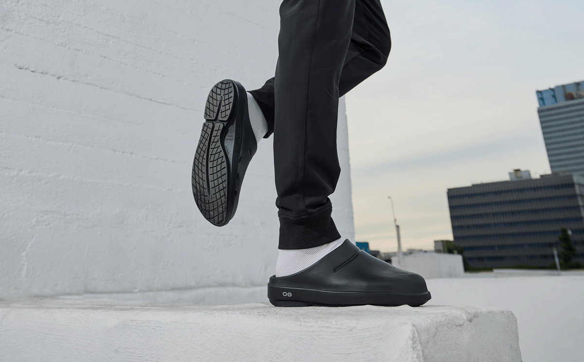 Oofos Men's Clog Black