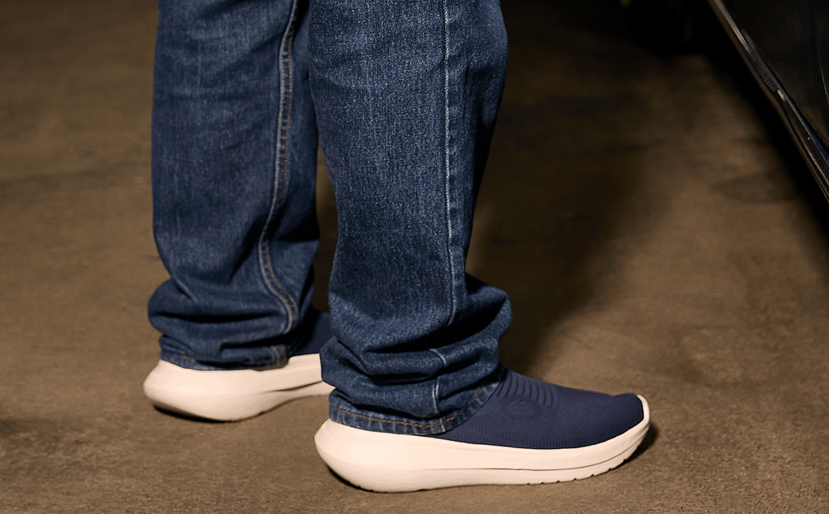 Oofos Men's Slip-On Shoe Chalk & Navy