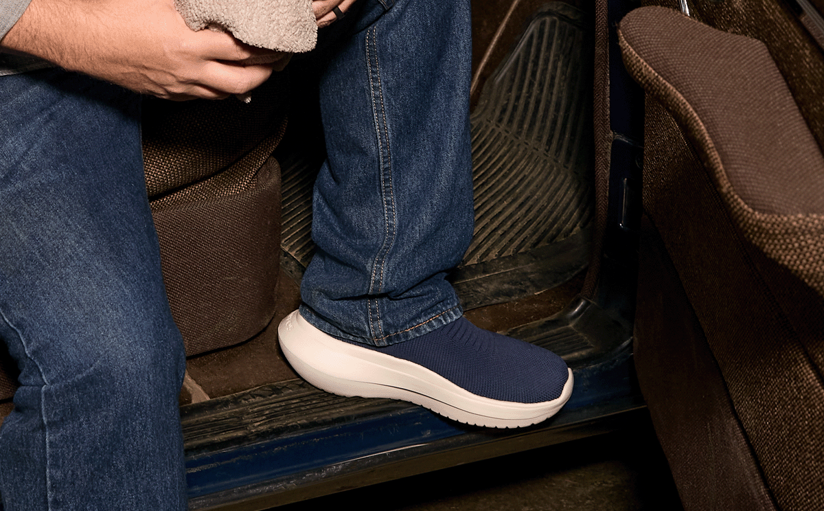 Oofos Men's Slip-On Shoe Chalk & Navy
