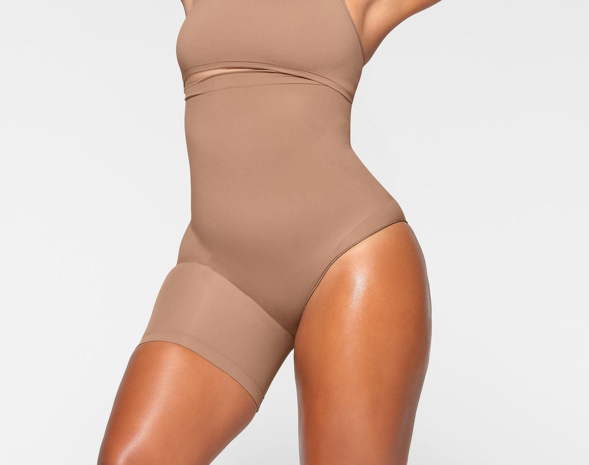 Skims Seamless Sculpt Solution Short Left Leg Exposed Sienna