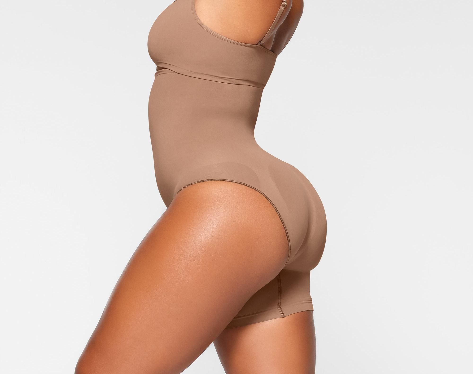 Skims Seamless Sculpt Solution Short Left Leg Exposed Sienna