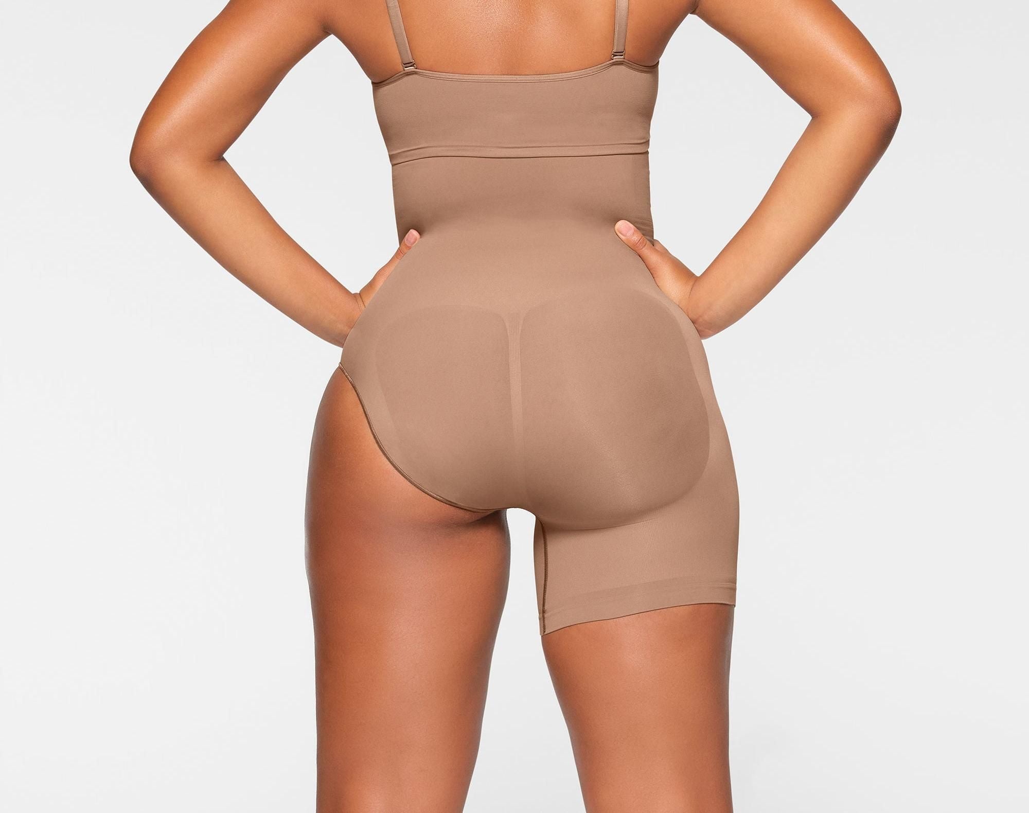 Skims Seamless Sculpt Solution Short Left Leg Exposed Sienna