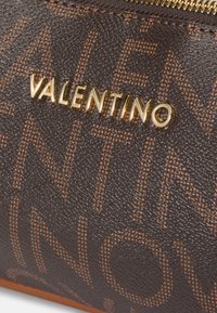 Valentino Regina Handbag Moro/Naturale