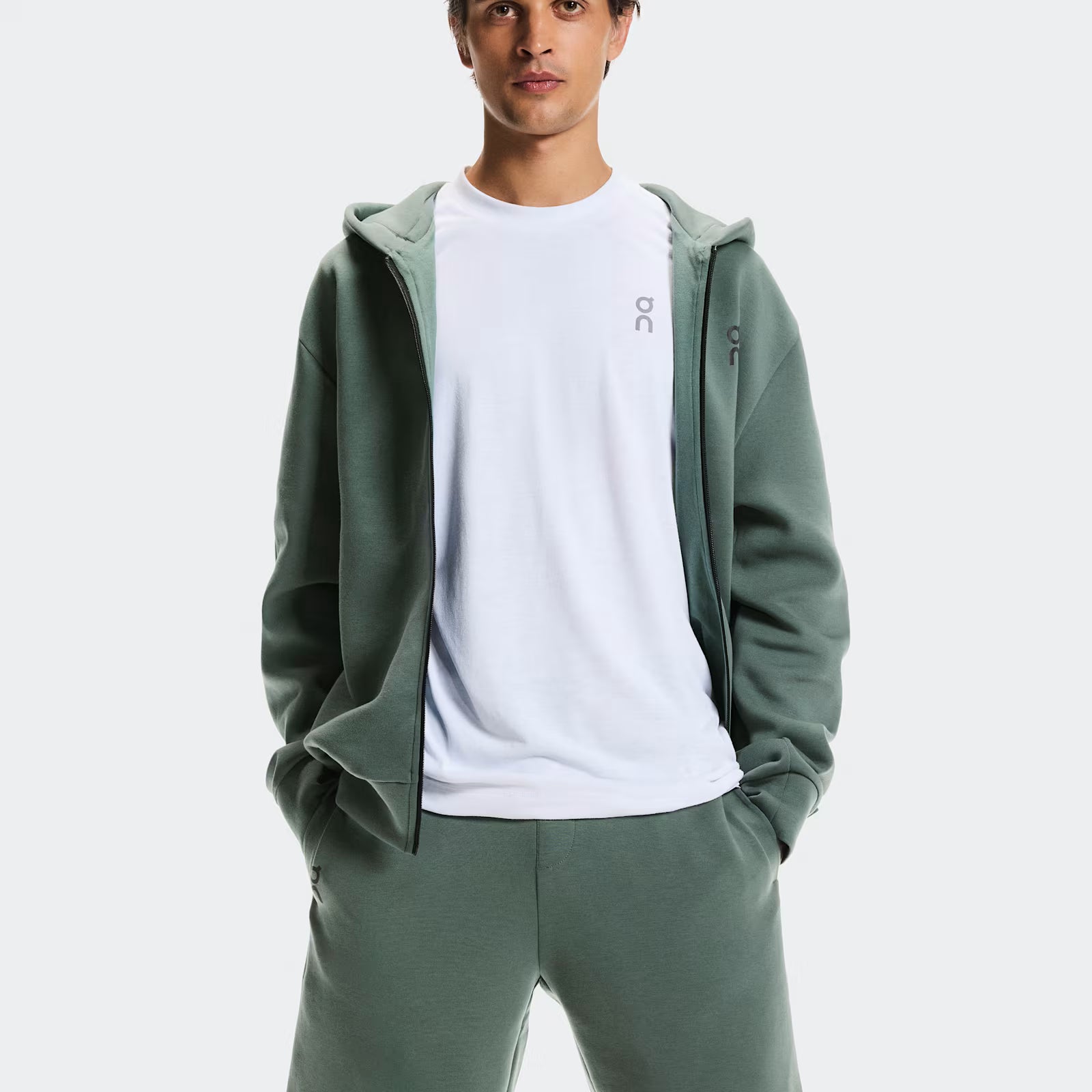 On Focus Tech Shorts Olive