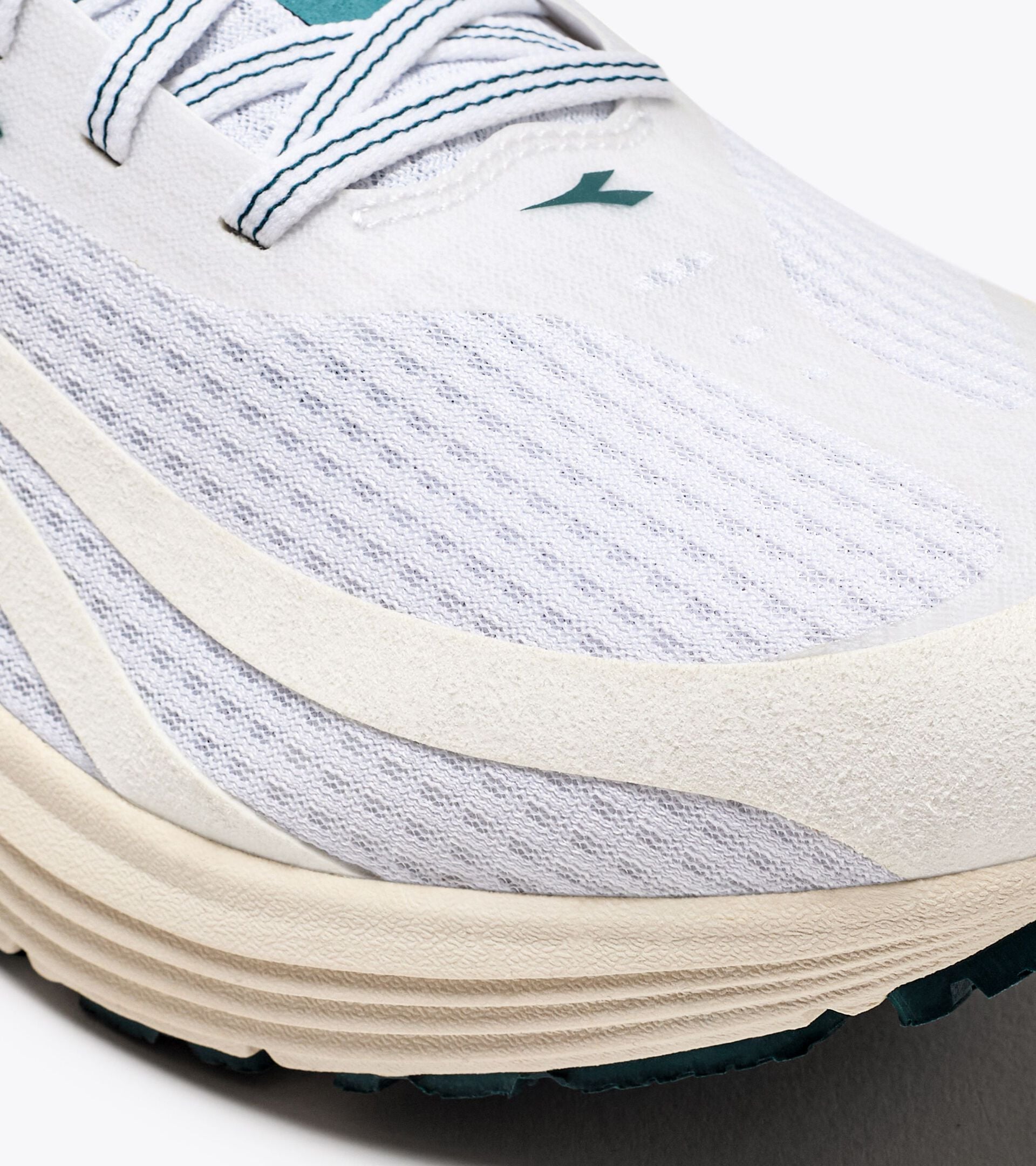 Diadora Mythos Blushield 9 Vortice Wht/Mediterranea/Whisper Wht