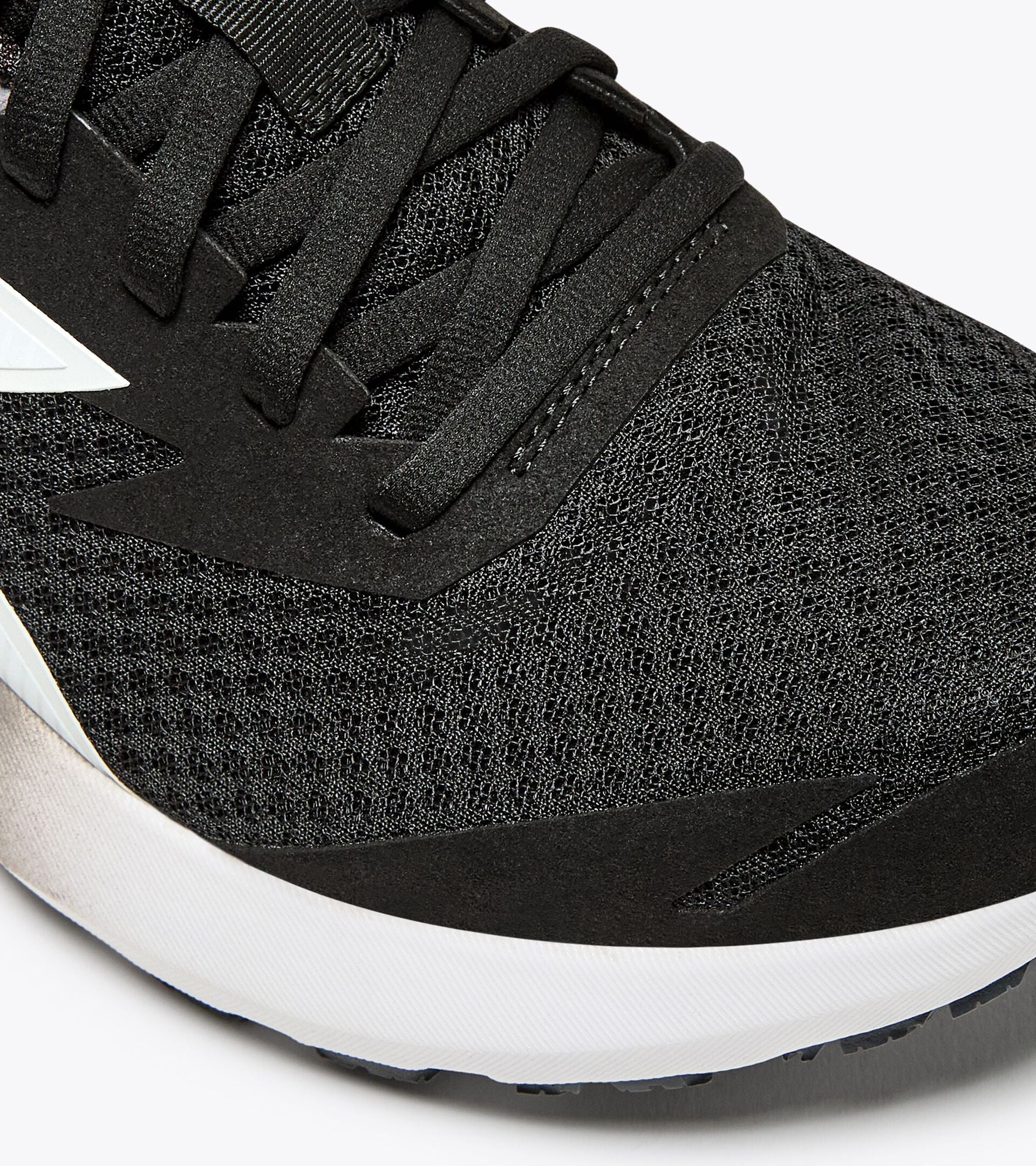 Diadora Mythos Blushield Vigore 3 Black/White (C7406)