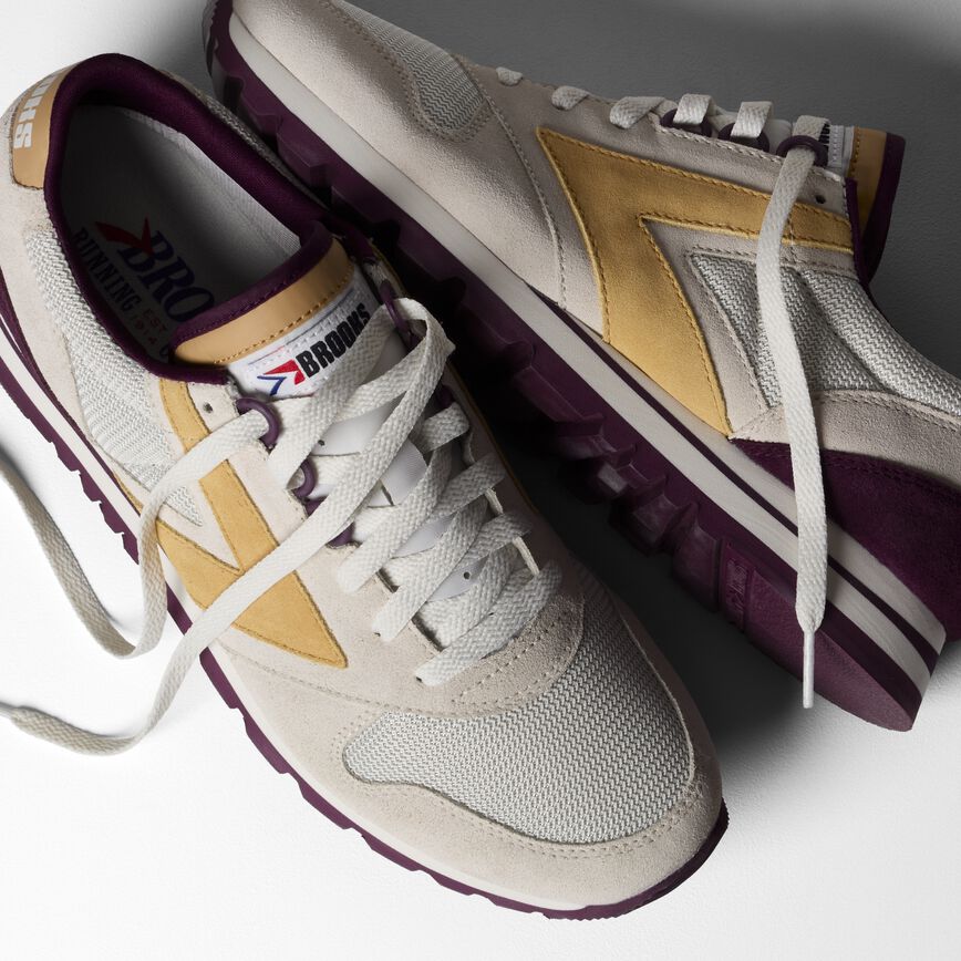 Brooks Chariot Beet/Moonbeam/Taffy