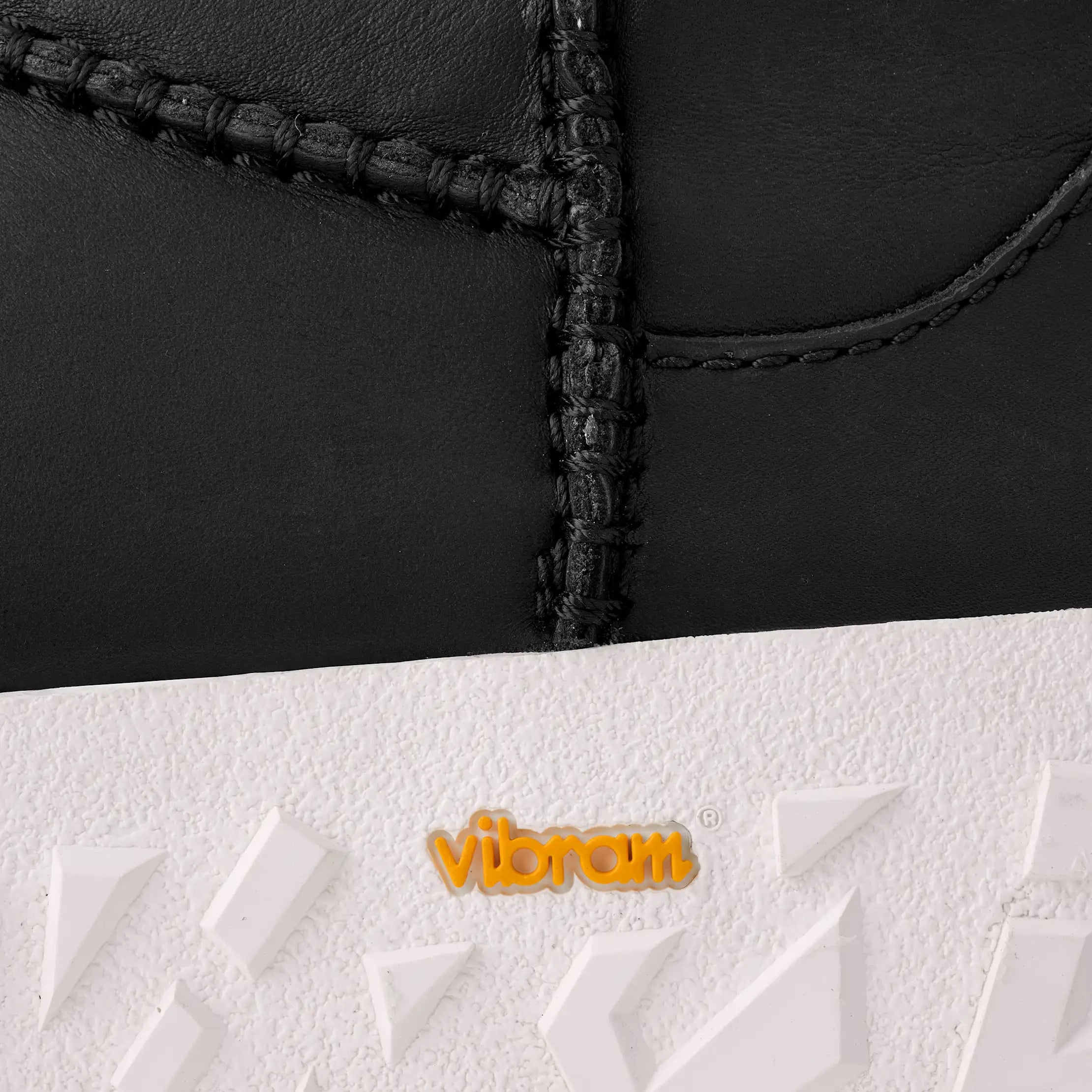 Ugg Classic Ultra Mini Wrap Tech Noir Black / Jasmine