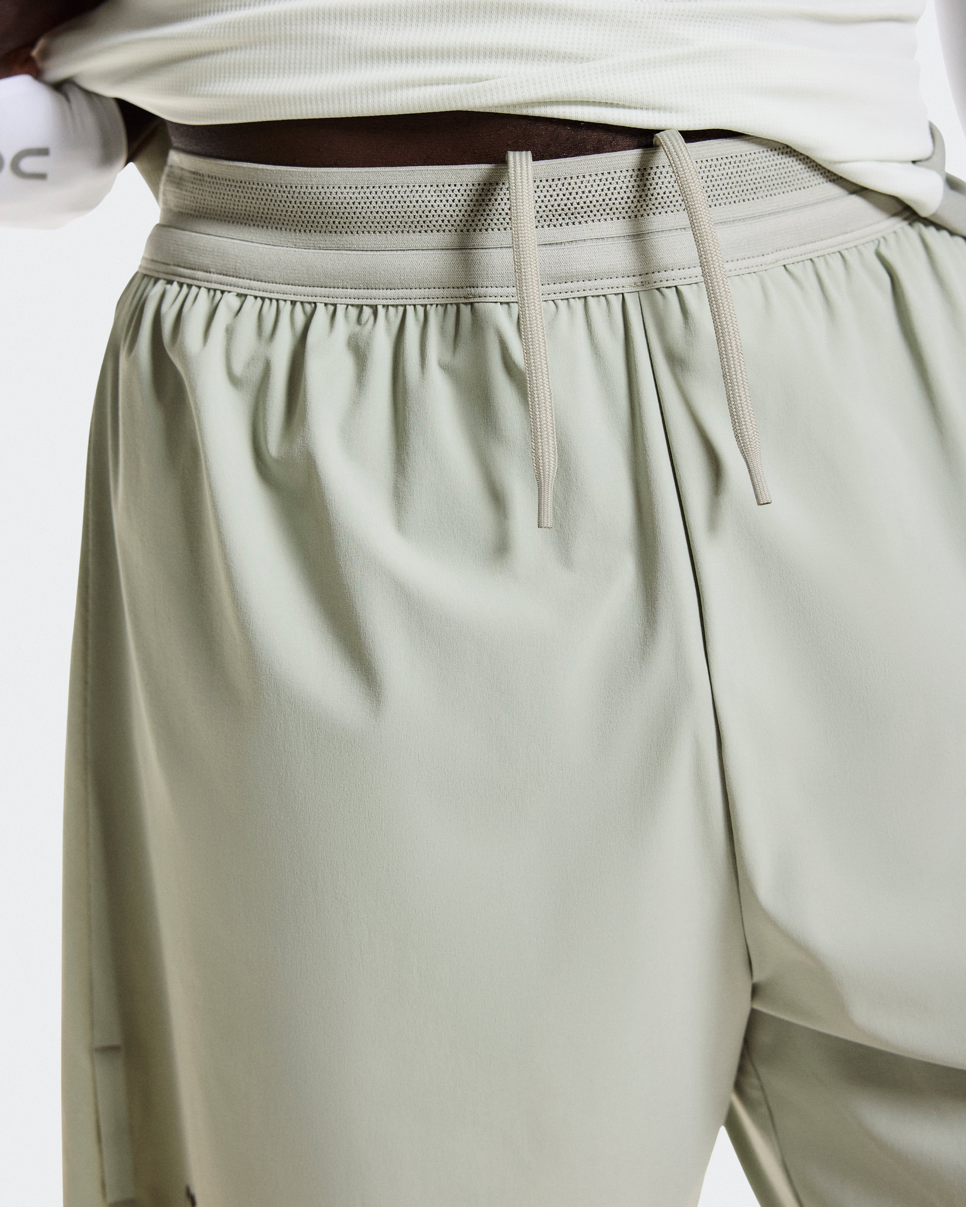 On 7" Performance Shorts Tin