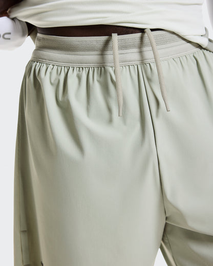 On 7" Performance Shorts Tin