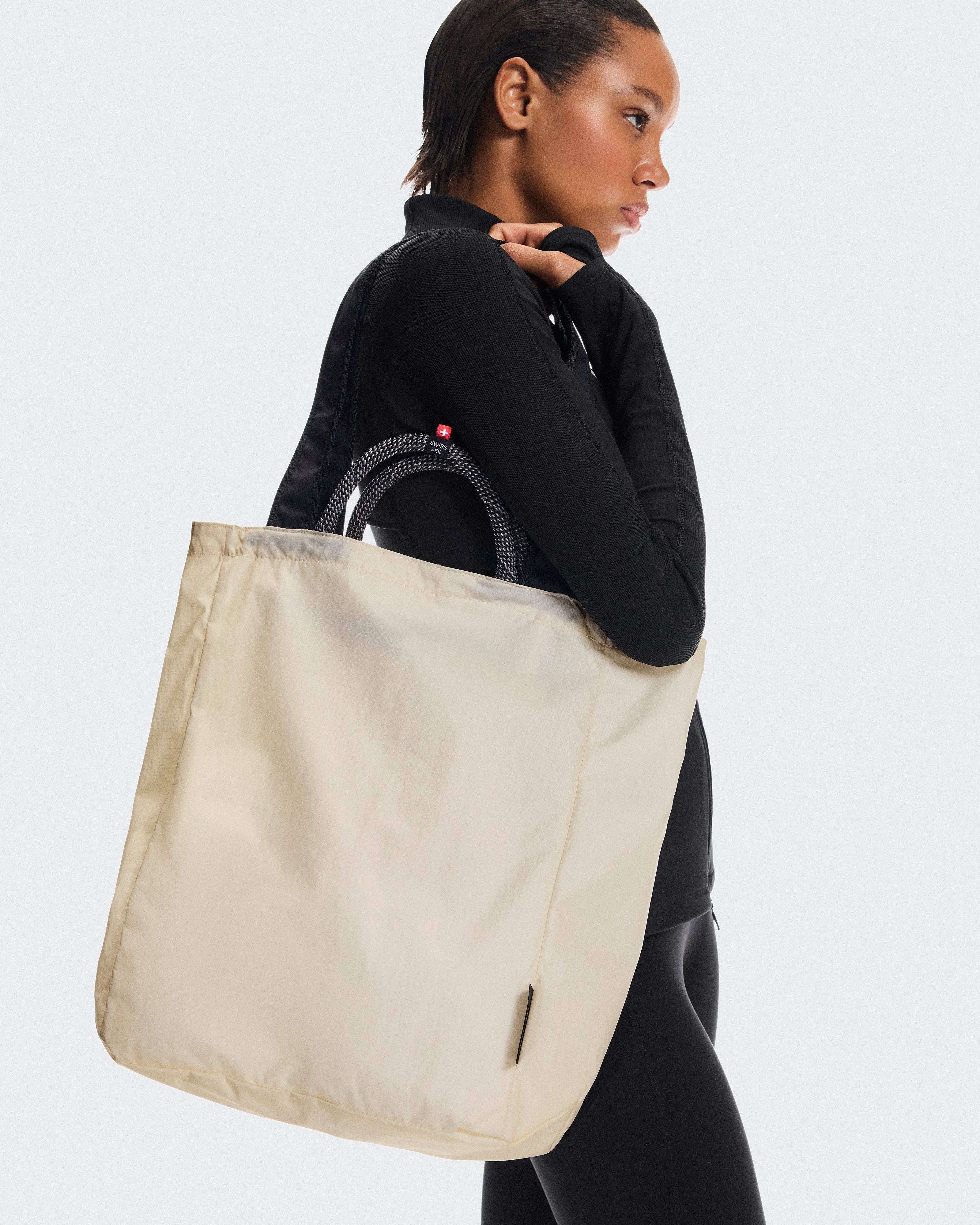 On Tote Pack 25L Cream | Black