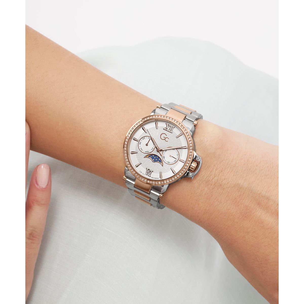 Gc Round 36mm White Dial Analog Women Watch - Z69002L1