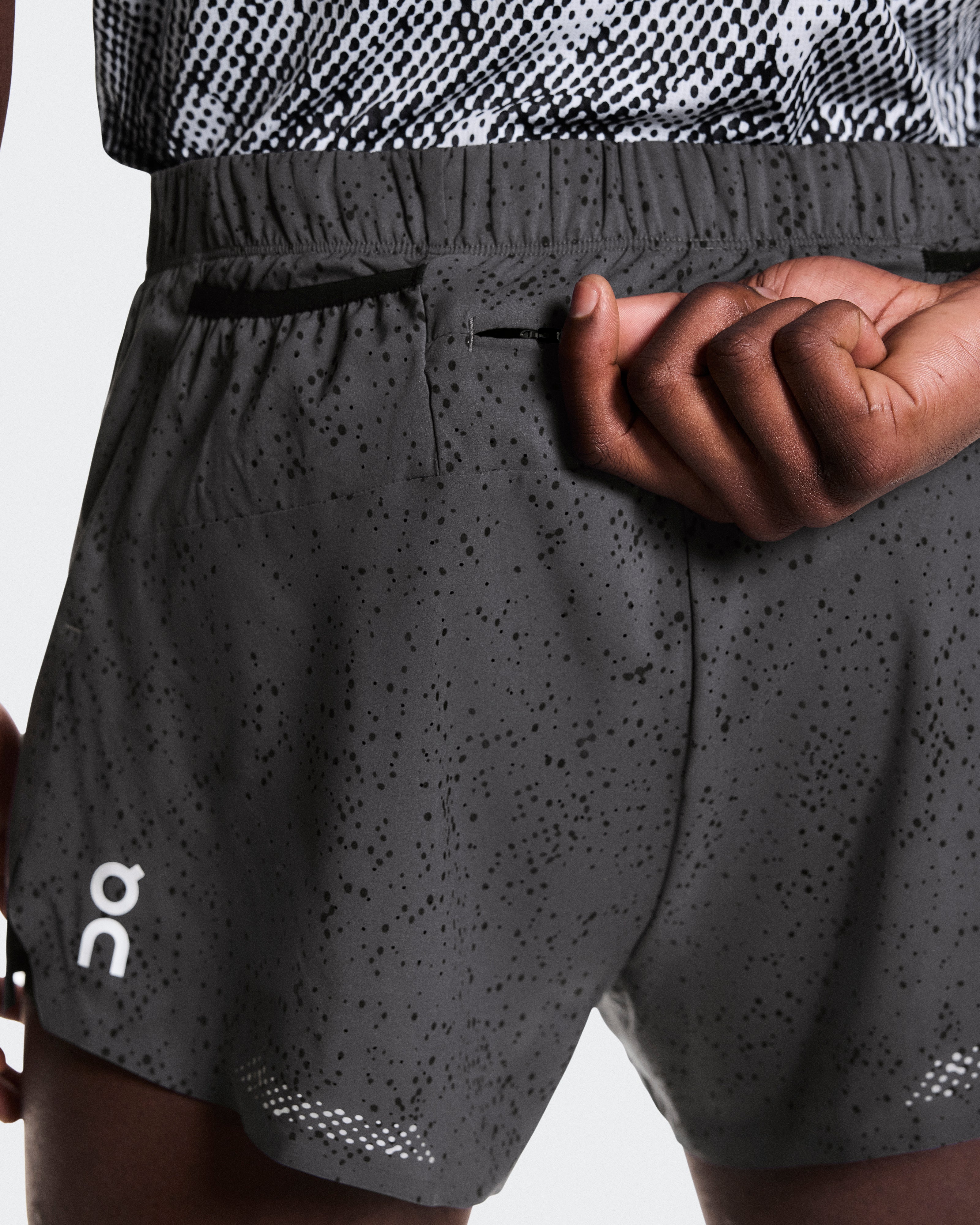 On Zero Shorts Iron | Black