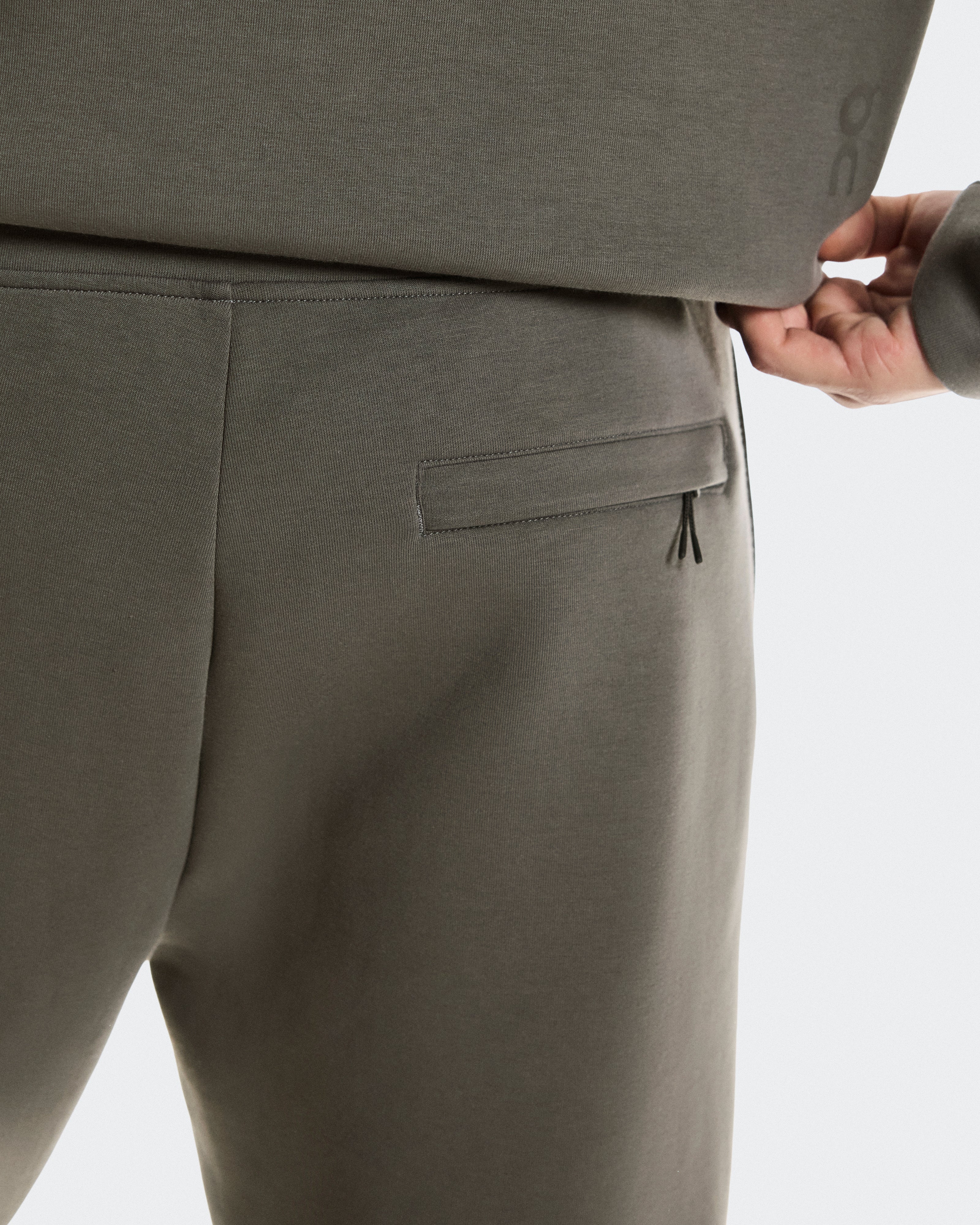 On Focus Tech Sweatpants Shadow