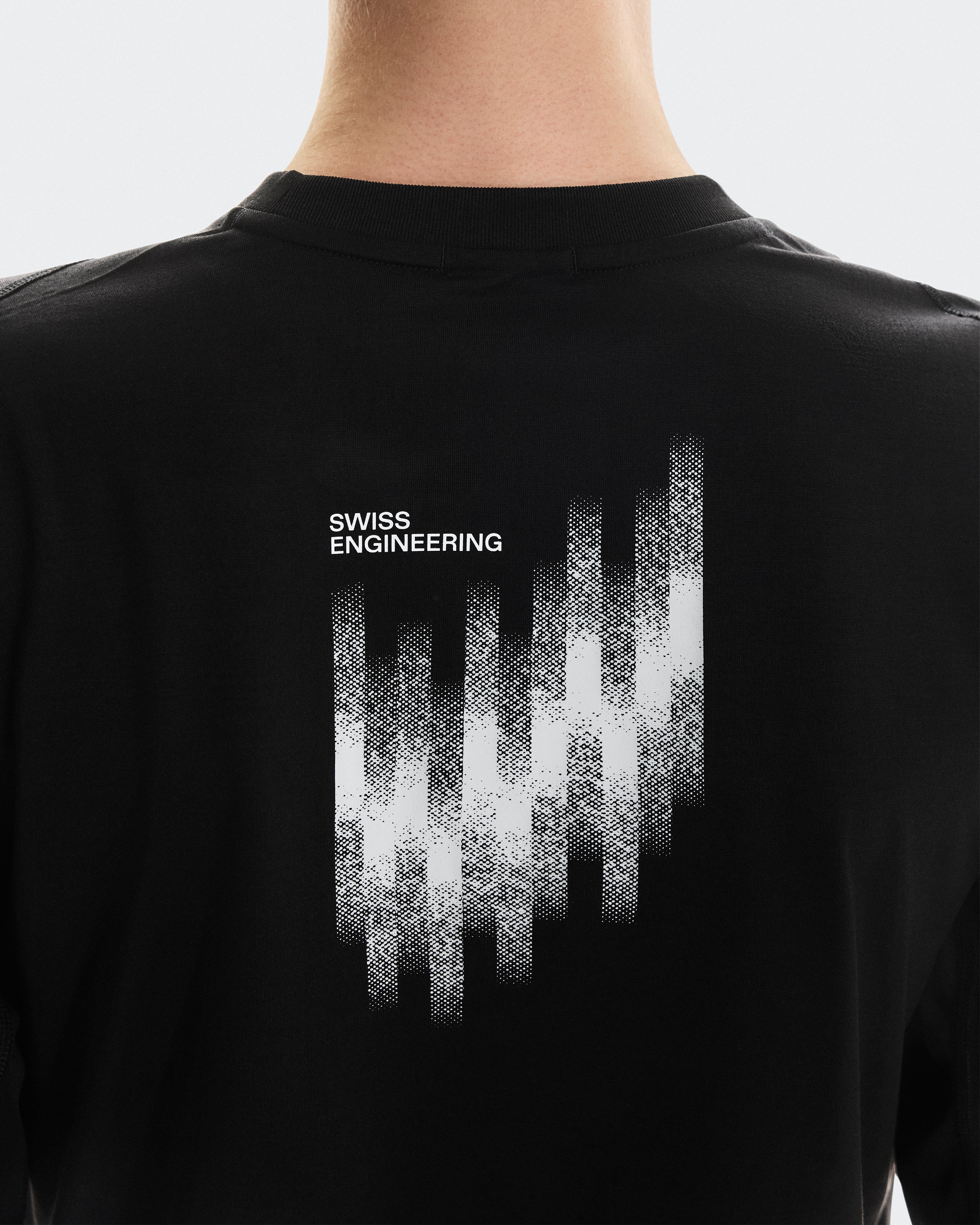 On Train Long-T Crop Graphic Black (Women's)